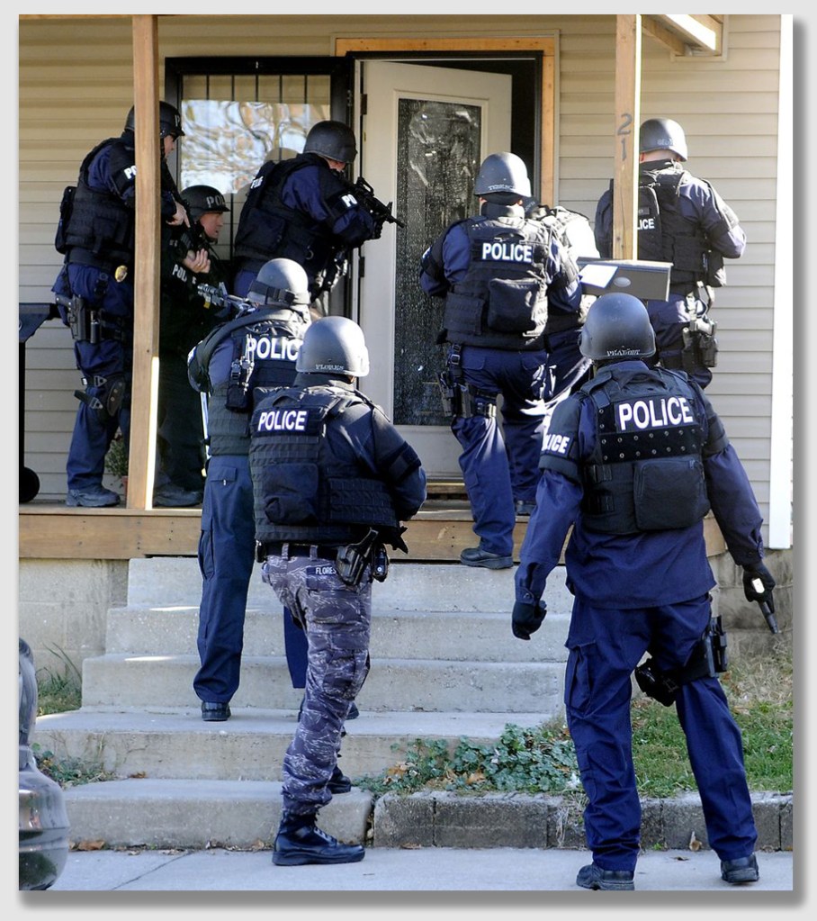 Officer Friendly responded to a call from a nosy neighbor ... and stopped by the Mottas for a chat.